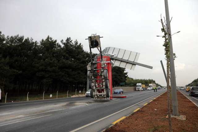 Gaziantep'te seyir halindeki TIR'ın kalkan dorsesi tabelaya takıldı - Resim: 0