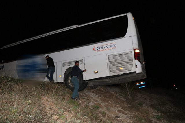Felakete ramak kala!  Sivas'ta yolu şaşıran şoförün kullandığı otobüs şarampolde asılı kaldı - Resim: 0