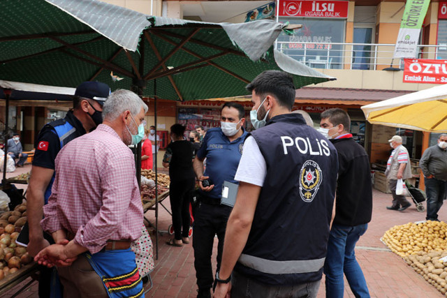 Edirne Keşan'da diliyle parmaklarını ıslatarak poşetleri açan pazarcıya ceza - Resim: 0