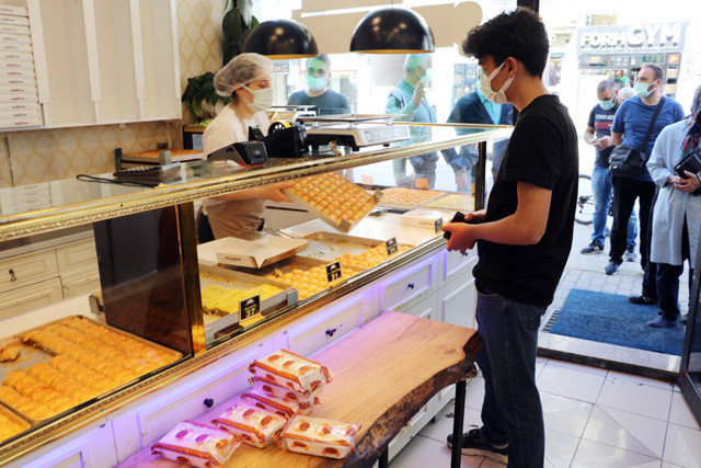 Eskişehir'de 'uygun fiyatlı baklava' koronavirüs tehlikesini unutturdu - Resim: 0