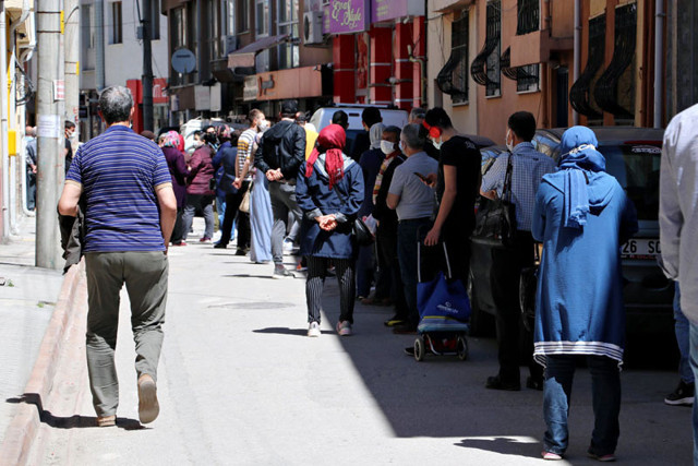 Eskişehir'de 'uygun fiyatlı baklava' koronavirüs tehlikesini unutturdu - Resim: 1