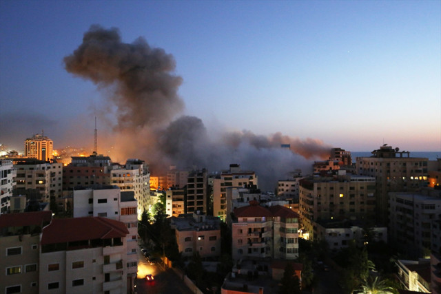 İsrail'den Gazze'ye hava saldırısı! 13 katlı bina vuruldu - Resim: 1