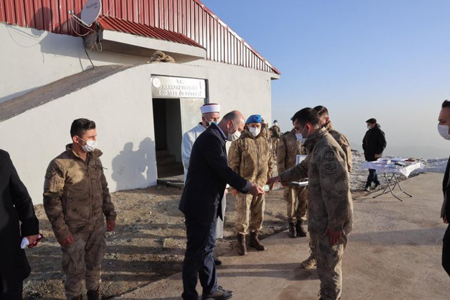 İçişleri Bakanı Süleyman Soylu, bayram namazını Düz Tepe Üs Bölgesi'nde kıldı - Resim: 1