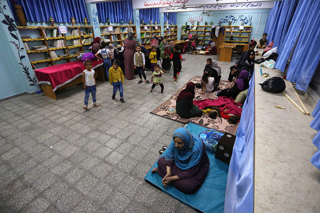 İsrail Gazze'ye saldırısını sürdürüyor! Ölenlerin sayısı hızla artıyor aileler okullara sığındı - Resim: 2