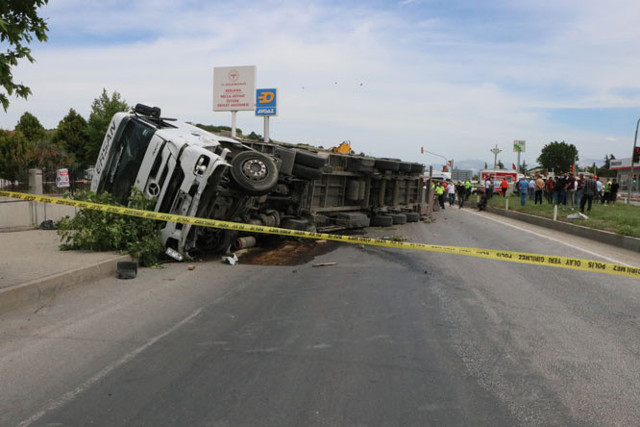 İzmir'de akıllara durgunluk veren kaza! Otomobille çarpıştıktan sonra devrilen tırın altında kaldılar - Resim: 0