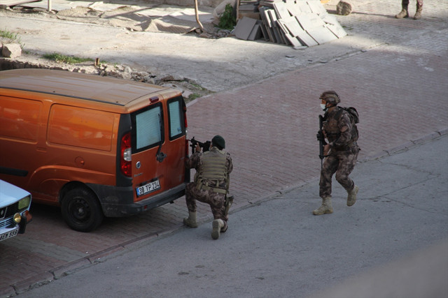 Kayseri'de evinin penceresinden etrafa ateş eden kişi özel harekat polislerince gözaltına alındı - Resim: 0