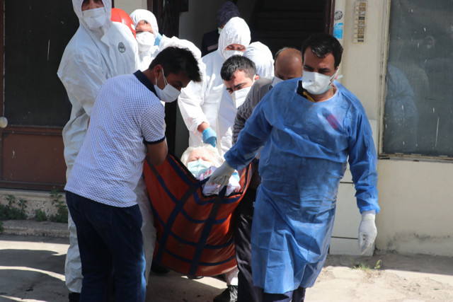 Kocaeli'de 200 kiloluk koronavirüslü hastaya film gibi kurtarma operasyonu - Resim: 0