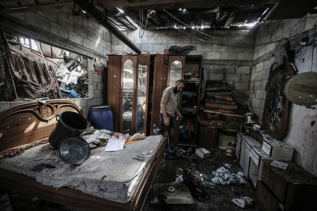 Filistinli baba 2 yaşındaki kızının giyemediği bayramlığı enkaz altından böyle çıkardı - Resim: 0