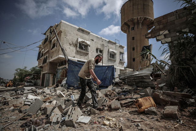 Filistinli baba 2 yaşındaki kızının giyemediği bayramlığı enkaz altından böyle çıkardı - Resim: 1
