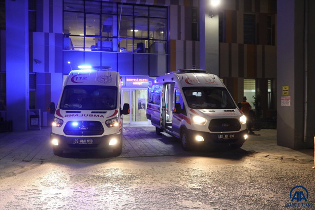 Van'da trafik kazasında yaralanan şahıs 4 sağlık çalışanını ve bir polisi darbetti - Resim: 0