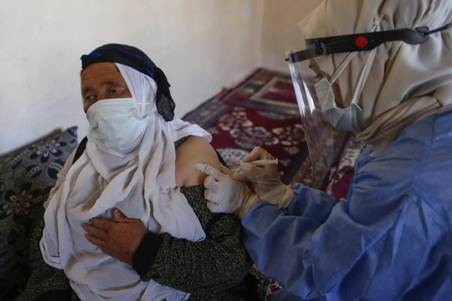 Türkiye'deki koronavirüs aşısı ikna ekiplerinin başarısı uluslararası basında - Resim: 1