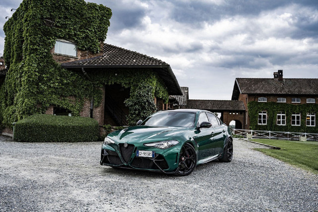 Alfa Romeo, yeni Giulia GTA’yı tanıttı sıfırdan 100 km/s hıza 3,6 saniyede ulaşıyor - Resim: 0