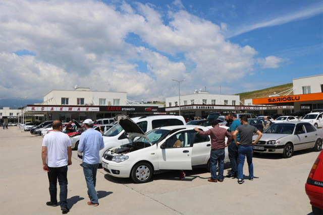 İkinci el otomobil pazarı açıldı herkes dert yandı 1974 model araca 30 bin TL istedi - Resim: 1