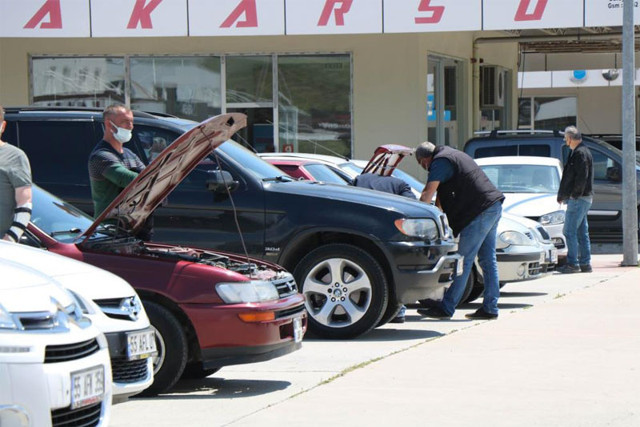 İkinci el otomobil pazarı açıldı herkes dert yandı 1974 model araca 30 bin TL istedi - Resim: 0