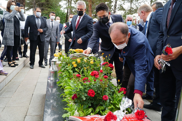 Şehit öğretmen Şenay Aybüke Yalçın, vefatının 4. yılında Çorum'daki kabri başında anıldı - Resim: 0