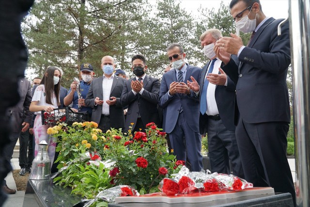 Şehit öğretmen Şenay Aybüke Yalçın, vefatının 4. yılında Çorum'daki kabri başında anıldı - Resim: 1