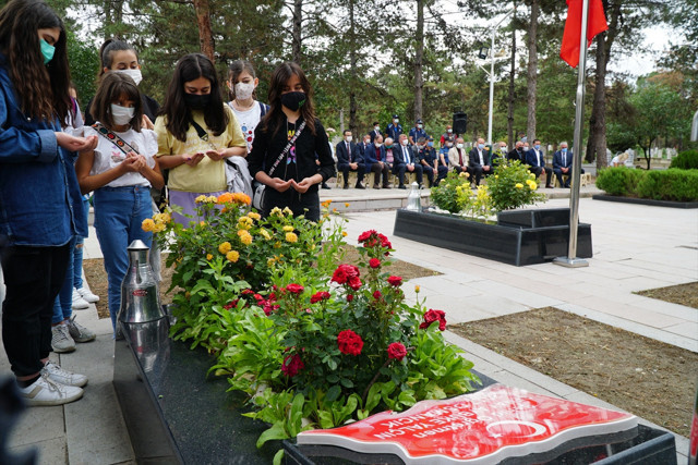 Şehit öğretmen Şenay Aybüke Yalçın, vefatının 4. yılında Çorum'daki kabri başında anıldı - Resim: 2