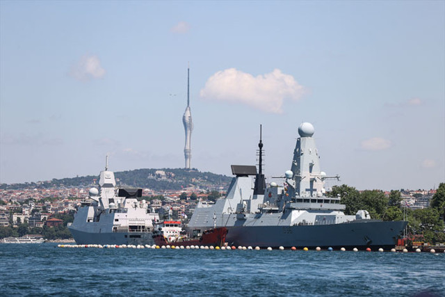 İngiliz Kraliyet Donanması'na ait savaş gemisi Sarayburnu'na demirledi - Resim: 0