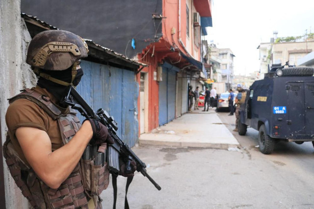 Adana'da narkotik operasyonu! 2 şüpheli damdan bahçeye atlayıp kaçmak istedi - Resim: 0