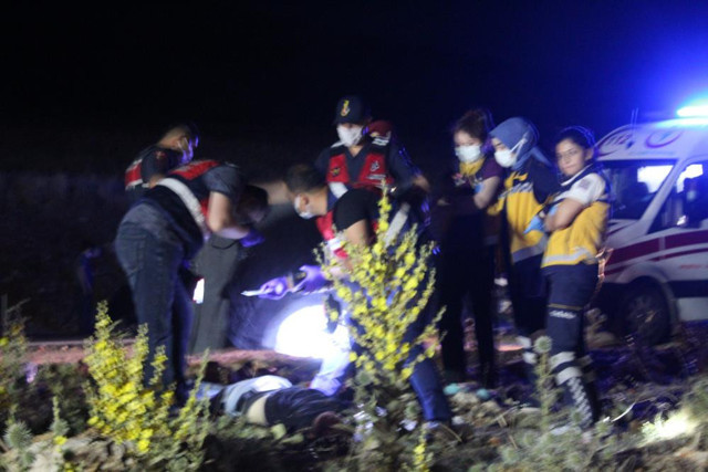 Gaziantep'te taziye dönüşü feci kaza: 3 ölü, 2 yaralı - Resim: 0