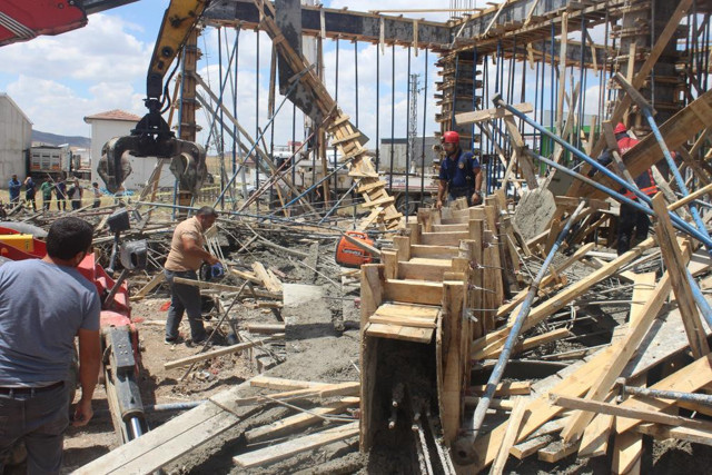 Ankara'da göçük faciası! Aynı inşaatta çalışan baba ile oğlunu ölüm ayırdı - Resim: 1