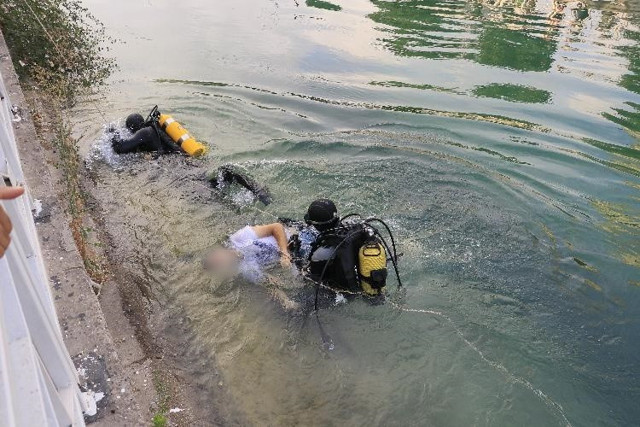 İnanılmaz merak! Kanalda boğulan gencin cesedinin çıkarılırken cep telefonlarına sarıldılar - Resim: 0