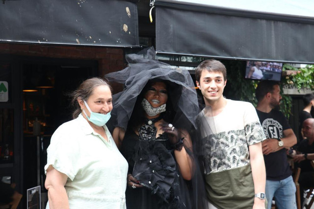 Fotoğraf için sıraya girdiler! Bülent Ersoy makyajı yapan fenomene yoğun ilgi - Resim: 0