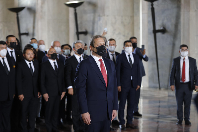 Galatasaray Başkanı Burak Elmas ve yönetimi Anıtkabir'i ziyaret etti - Resim: 0