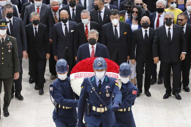 Galatasaray Başkanı Burak Elmas ve yönetimi Anıtkabir'i ziyaret etti - Resim: 1