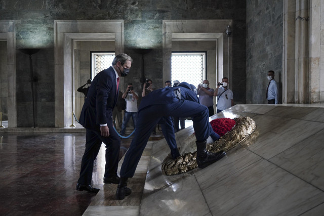 Galatasaray Başkanı Burak Elmas ve yönetimi Anıtkabir'i ziyaret etti - Resim: 2