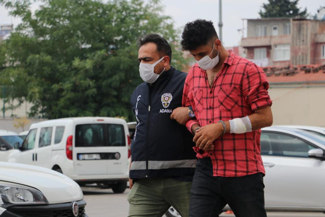 Adana'da baskında kumar parasını kaptırınca komiserin kolunu ısırdı - Resim: 1