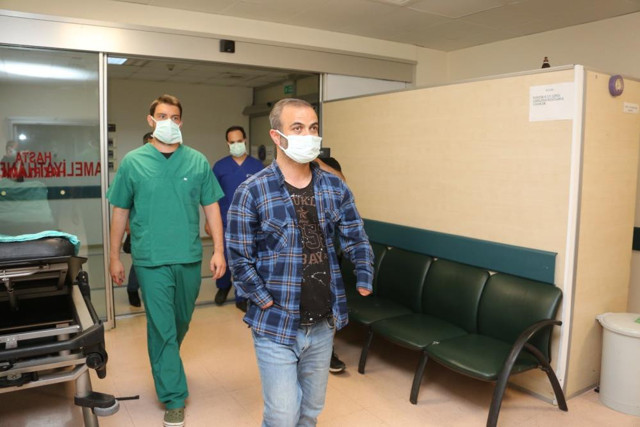 Türkiye'de ilk yüz naklini gerçekleştiren doktor, 5'inci çift kol nakil uygulamasını tamamladı - Resim: 0