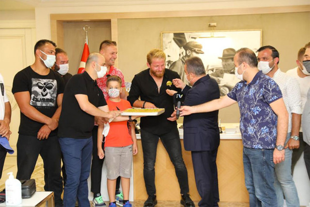 Survivor şampiyonu İsmail Balaban'dan Başkan Böcek'e ziyaret - Resim: 0