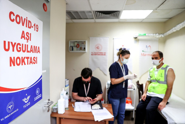 Yenikapı Marmaray İstasyonu'nda Kovid-19 aşı uygulanmasına başlandı - Resim: 0
