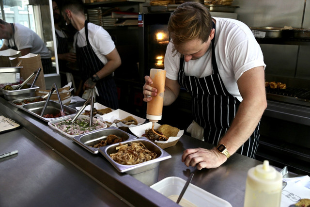 İngiltere'de bakanın istifası, kebap dağıtılarak kutlandı - Resim: 0