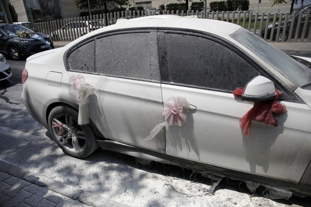 Sarıyer'de gelin ve damat şoku yaşadı! Lüks düğün aracı bir anda alevlere teslim oldu - Resim: 0