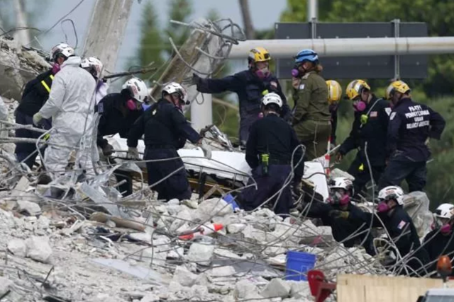 Miami'de çöken binadaki ölü sayısı günden güne artıyor - Resim: 1
