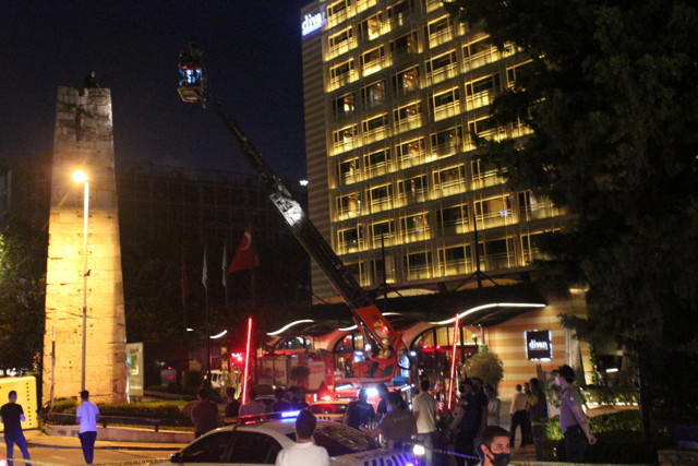 Tarihi su sarnıcına çıktı! İstanbul Şişli'de trafiği kilitleyen intihar girişimi - Resim: 2