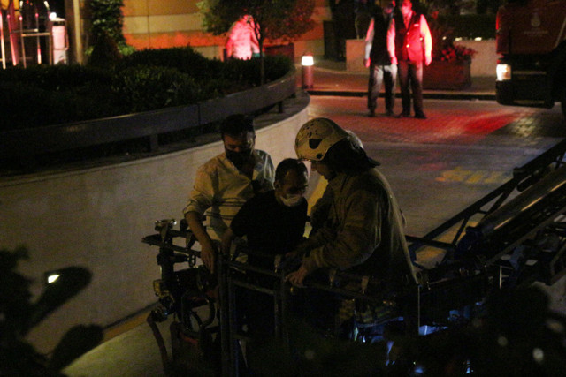 Tarihi su sarnıcına çıktı! İstanbul Şişli'de trafiği kilitleyen intihar girişimi - Resim: 1