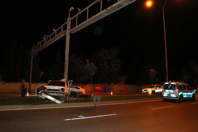 Gaziantep'te otomobil mobese direğine çarptı sürücü hayatını kaybetti - Resim: 0