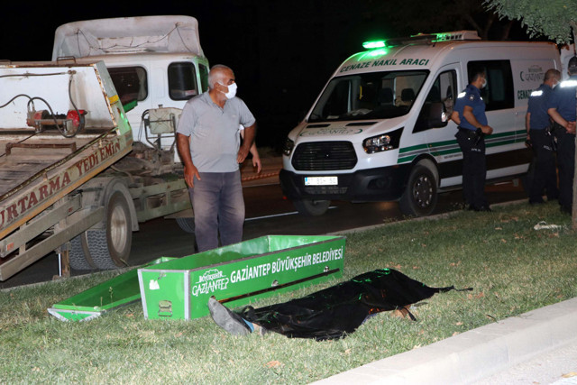 Gaziantep'te otomobil mobese direğine çarptı sürücü hayatını kaybetti - Resim: 1