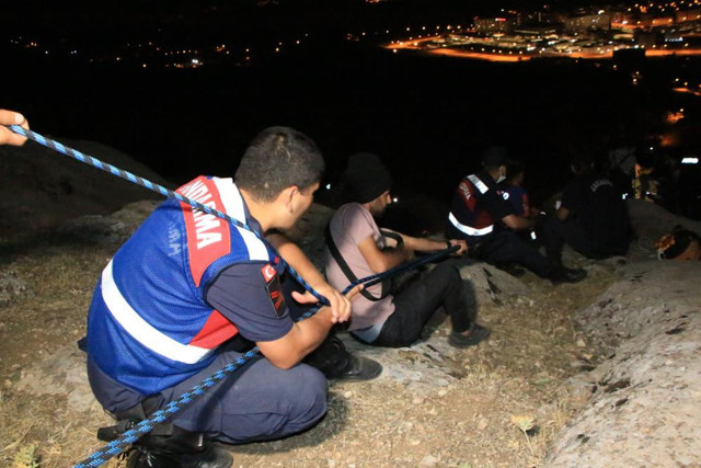 Elazığ'da 200 metrelik uçurumdan film gibi operasyonla kurtarıldı - Resim: 0