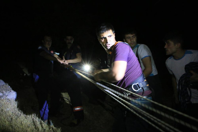 Elazığ'da 200 metrelik uçurumdan film gibi operasyonla kurtarıldı - Resim: 1