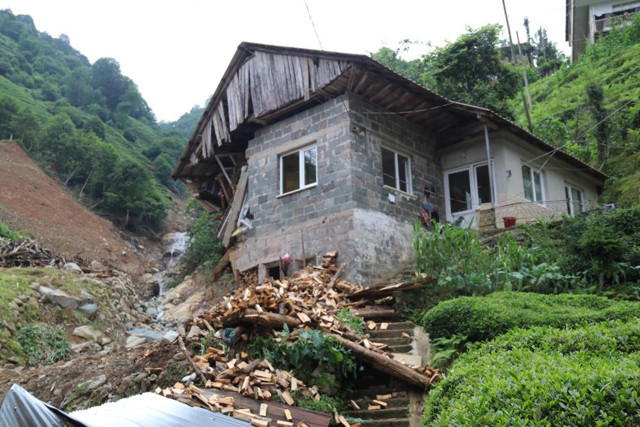 Bakan Murat Kurum felaketin yaşandığı Ballıdere köyünde! "Amacımız bir an önce yaraları sarmaktır" - Resim: 0