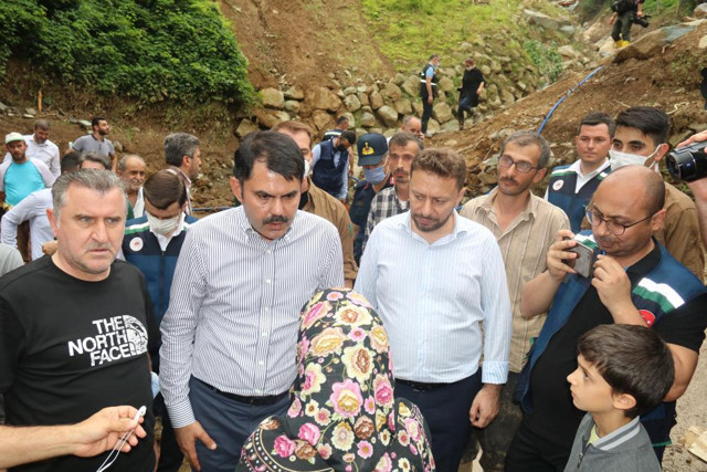 Bakan Murat Kurum felaketin yaşandığı Ballıdere köyünde! "Amacımız bir an önce yaraları sarmaktır" - Resim: 1