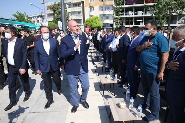 İçişleri Bakanı Soylu halkla bayramlaşıp bisiklet sürdü - Resim: 0