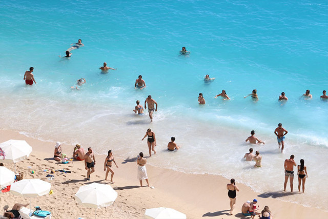 Dünyaca ünlü Kaputaş Plajı'ndaki yoğunluk drone ile görüntülendi - Resim: 1