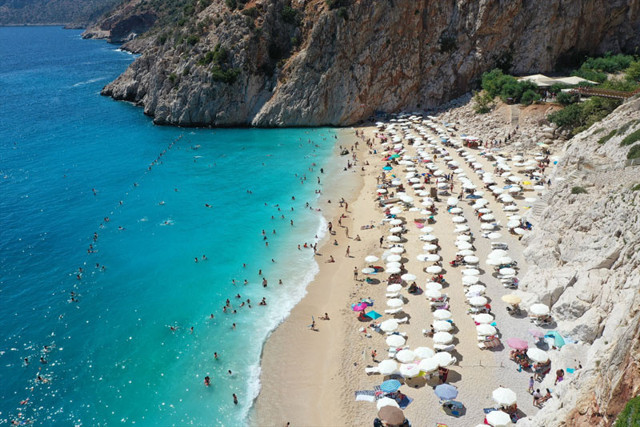 Dünyaca ünlü Kaputaş Plajı'ndaki yoğunluk drone ile görüntülendi - Resim: 0