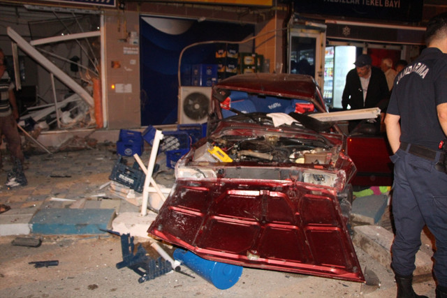 Bilecik'te dehşet anları! Kontrolden çıkan araç 3 yayaya çarptı bir kişi öldü - Resim: 0