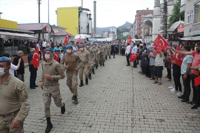 Arhavi'deki selde görev yapan jandarmalar ilçeden bayraklarla uğurlandı - Resim: 0